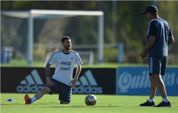 Messi 'ngoan hiền' lắng nghe từng lời dạy của Bauza 
