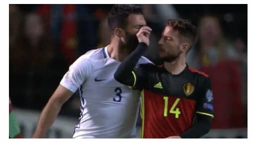 Tình huống tiểu xảo của Dries Mertens đối với Georgios Tzavellas