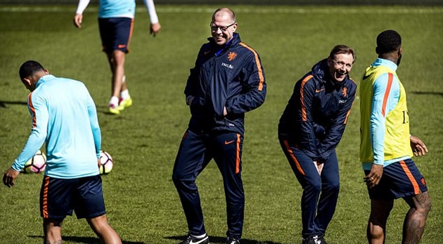 Ảnh bài viết Hà Lan hạ quyết tâm trong ngày đầu luyện tập với thuyền trưởng mới