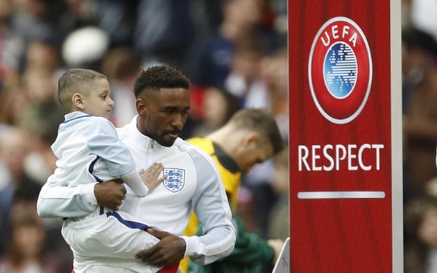 Ảnh bài viết Defoe ghi điểm với các CĐV Anh sau nghĩa cử cao đẹp