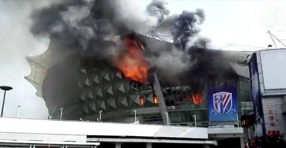 Ảnh bài viết Đội bóng của Tevez bất ngờ bị cháy sân