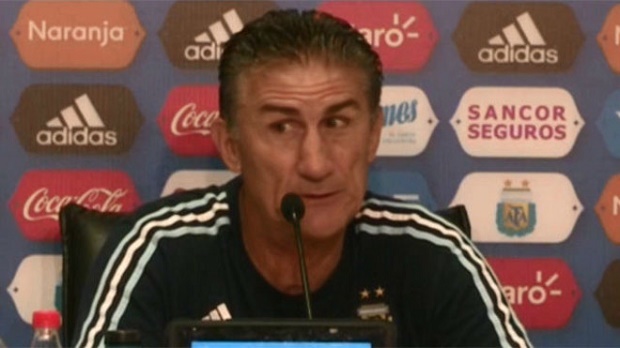 HLV Argentina vẫn 'bó tay' với Messi