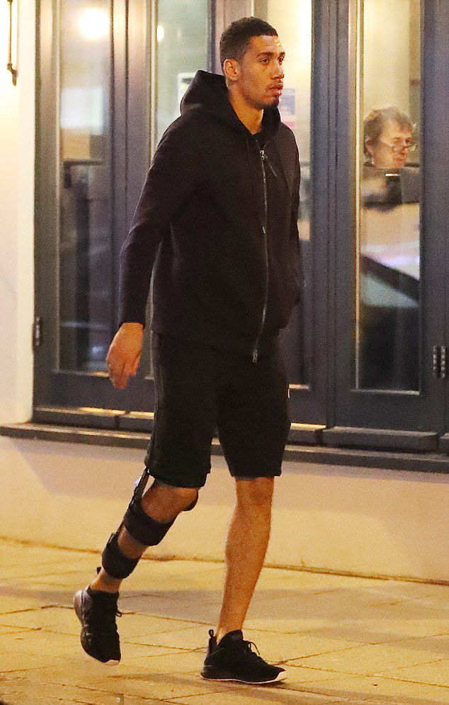 Ảnh bài viết Sao Man Utd bó chân tập tễnh đi dạo phố đêm