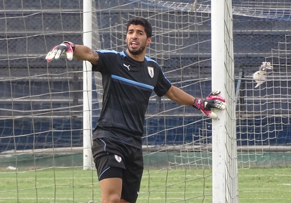Ảnh bài viết Uruguay thủng lưới quá nhiều, Suarez xỏ găng bảo vệ khung thành
