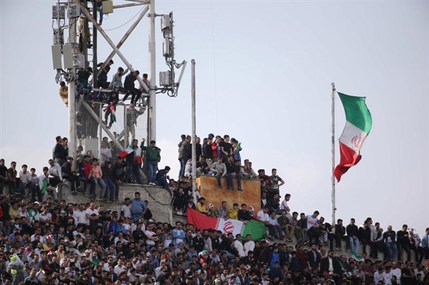 CĐV Iran leo cột đèn giữa biển người 'chào đón' Trung Quốc 