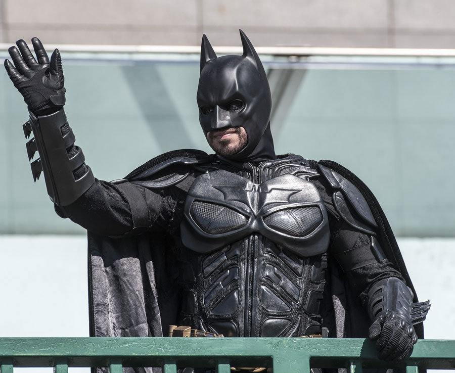 Ảnh bài viết Chùm ảnh: Người yêu, Người dơi xuất hiện trong ngày 'khai trương' sân bay Ronaldo