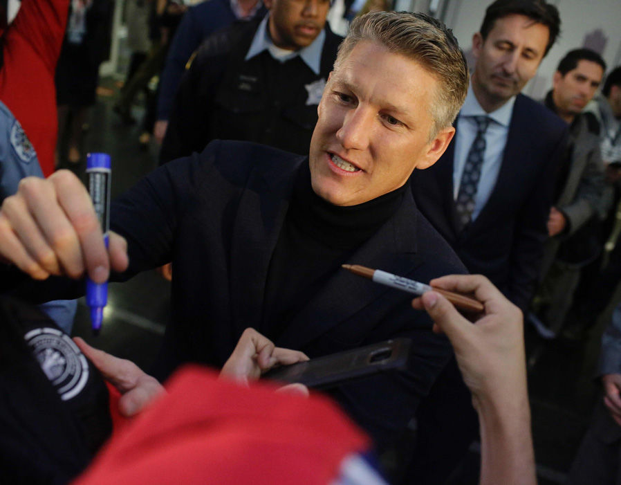 Ảnh bài viết Chùm ảnh: Sân bay Chicago 'chật như nêm' chào đón Schweinsteiger