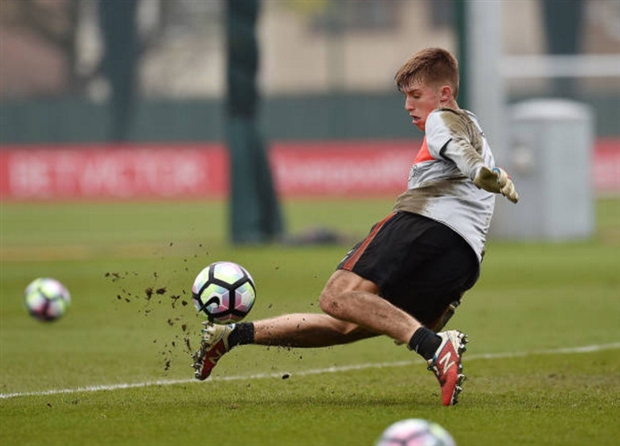 Đàn anh chưa về, sao trẻ Liverpool tranh thủ 'tắm bùn' ghi điểm 