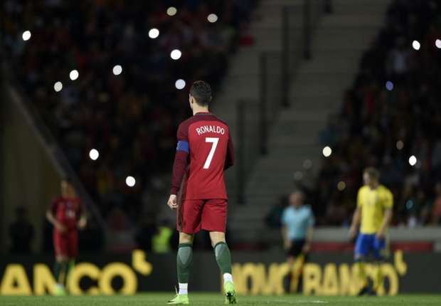 Dẫn trước 2 bàn, Ronaldo vẫn nếm trái đắng trong ngày về quê hương