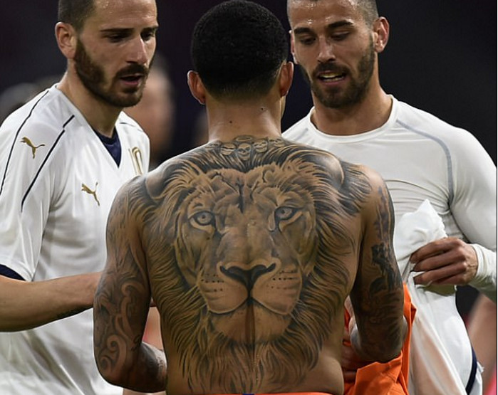 Depay lộ hình xăm khủng trong trận đấu giữa Hà Lan và Ý