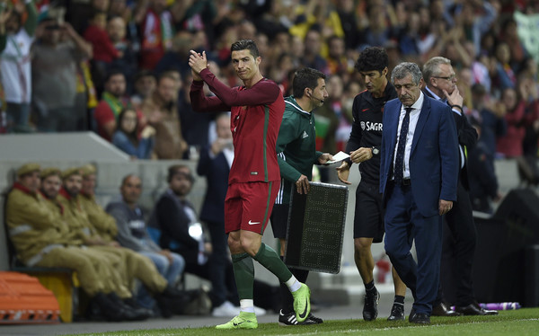 Ảnh bài viết Rời sân phút 60, Ronaldo bất lực nhìn đội nhà thất bại