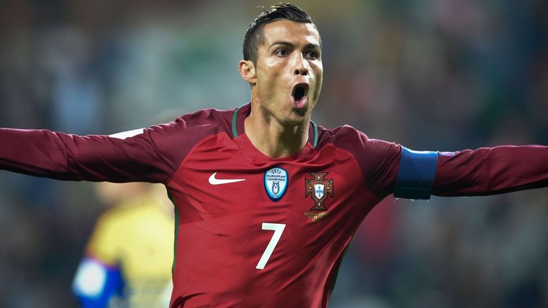 Ronaldo đuổi kịp Kiatisuk, lọt vào top 10 chân sút vĩ đại nhất ở ĐTQG
