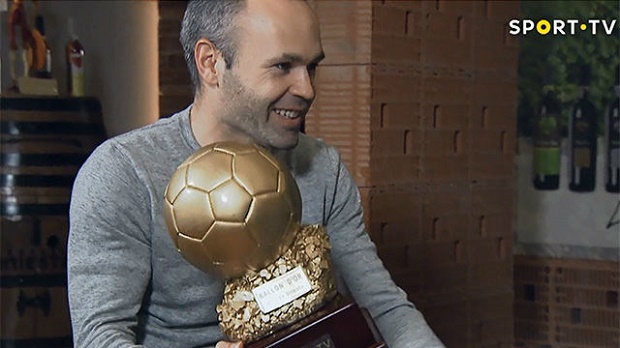 Andres Iniesta nhận "Quả bóng Vàng" đầu tiên trong sự nghiệp
