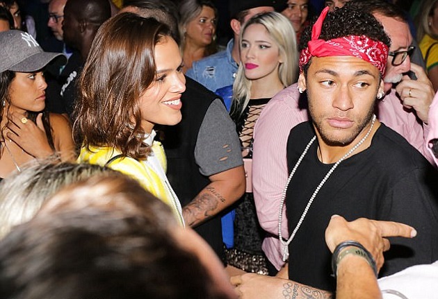 Ảnh bài viết Neymar tình tứ bên bạn gái sau chiến tích ở đội tuyển