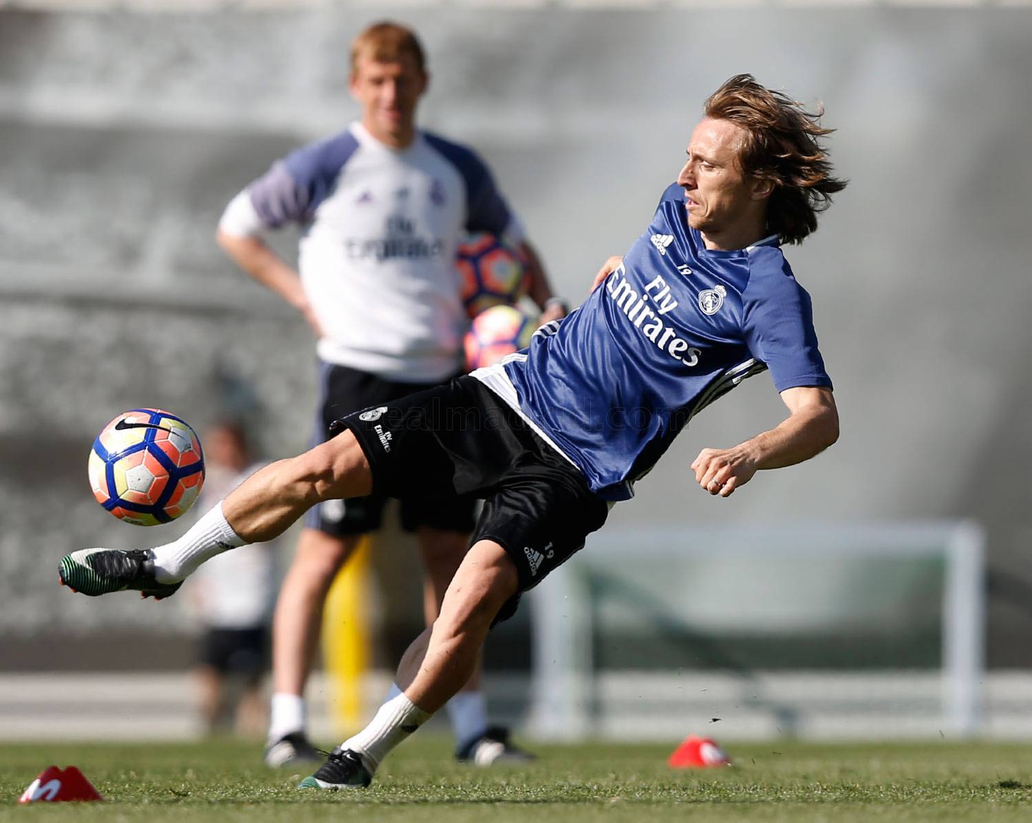 Sân tập đìu hiu, Varane rủ Modric đua tốc độ