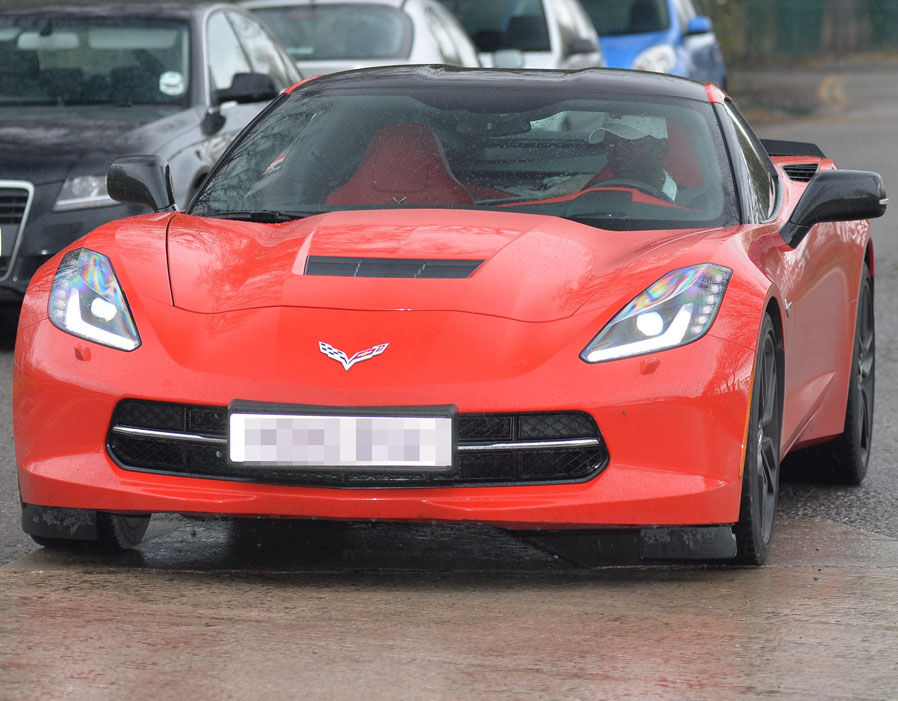 Ảnh bài viết Tượng đài Dwight Yorke phóng siêu xe về thăm Quỷ Đỏ