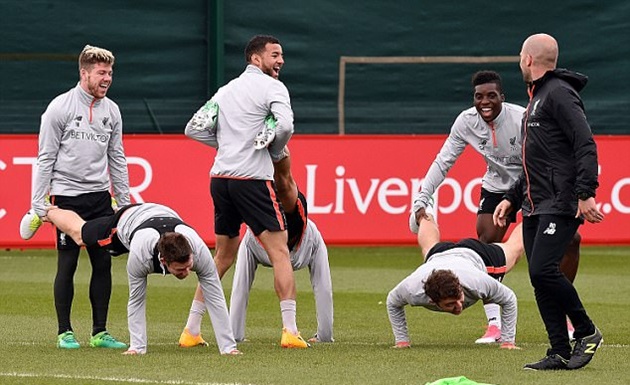 Ảnh bài viết Dàn sao The Kop cười thả ga trước derby Merseyside