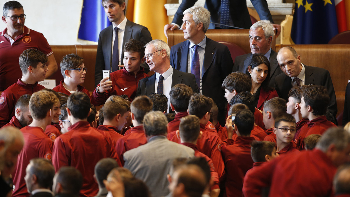 Ảnh bài viết Ranieri được vinh danh như người hùng tại Rome