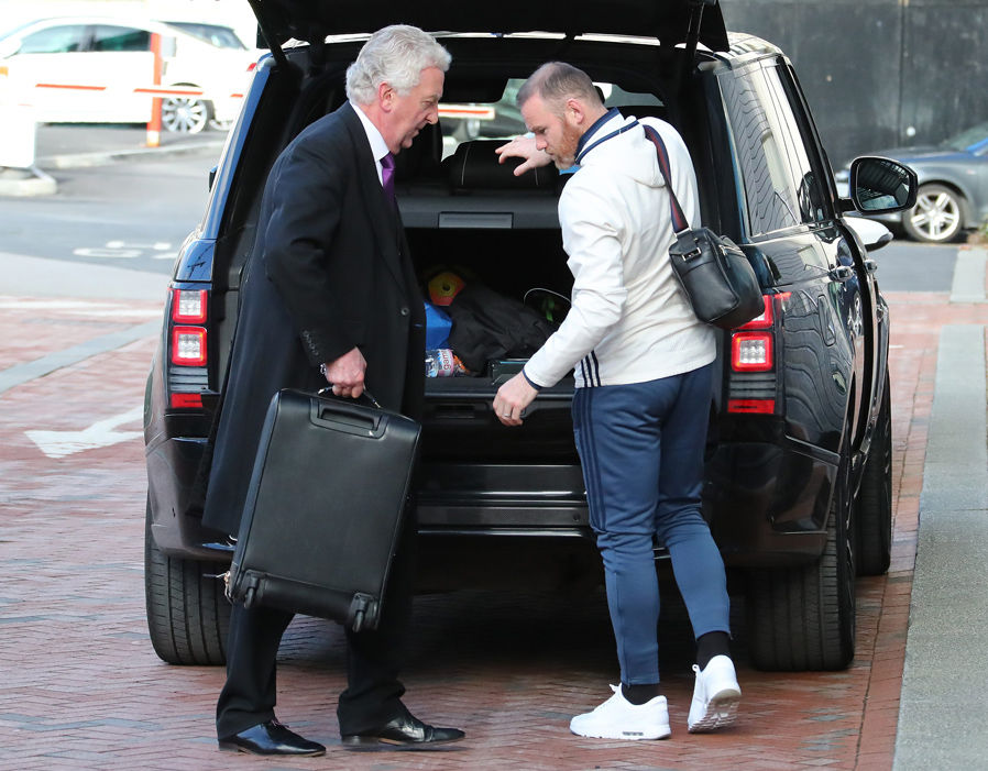 Ảnh bài viết Rooney bị đồng đội bỏ rơi trước trận đấu với West Brom