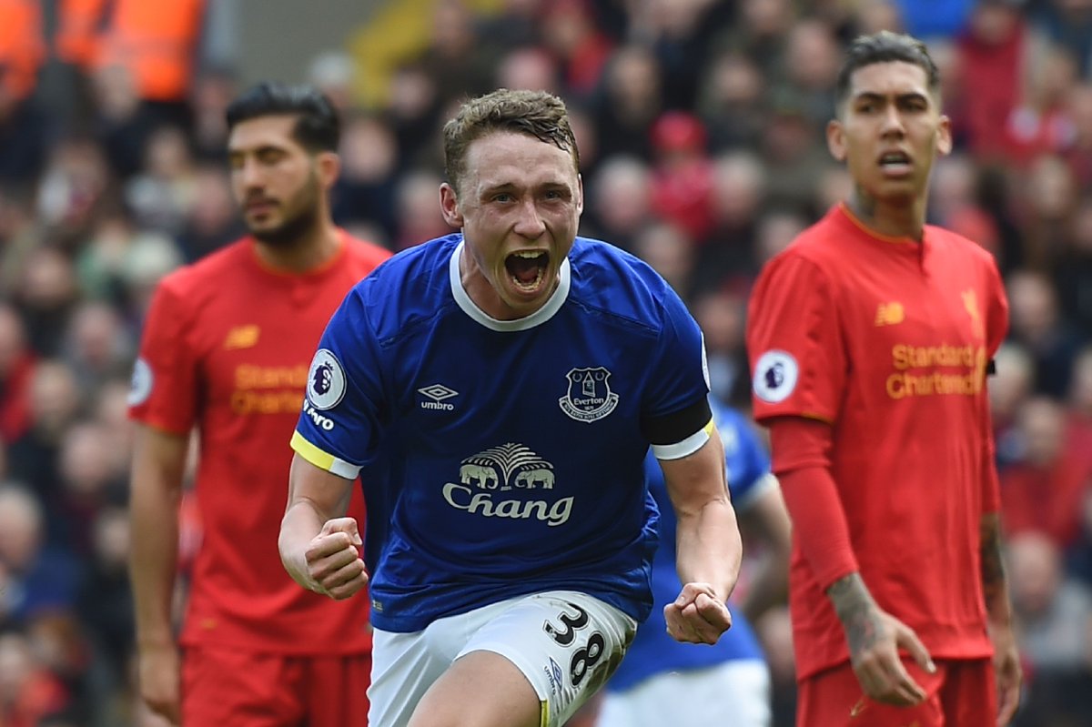 Tài năng trẻ Matthew Pennington ghi bàn san hòa 1-1 cho Everton (Liverpool vs Everton)