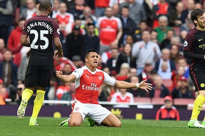 Ảnh bài viết Chùm ảnh: CĐV Arsenal khó hiểu trước đội hình Wenger dùng để đấu Man City