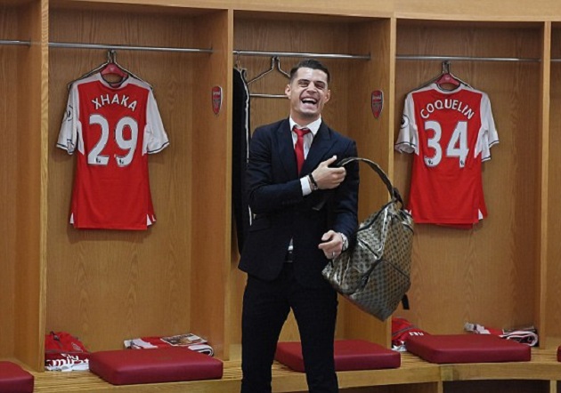 Ảnh bài viết Xhaka tinh nghịch trong phòng thay đồ trước giờ G