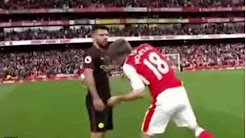 Trận đấu kết thúc, Monreal vẫn bị Agüero cho... ăn quả lừa 