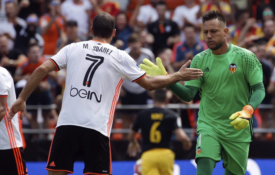 'Vua bắt penalty' Diego Alves lại gây choáng