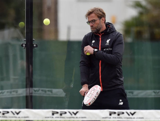 Ảnh bài viết Học trò chăm chỉ tập luyện, Klopp lủi thủi đánh tennis một mình
