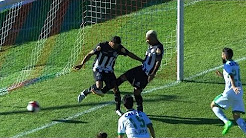 Ảnh bài viết Cầu thủ cướp trắng trợn bàn thắng của đồng đội