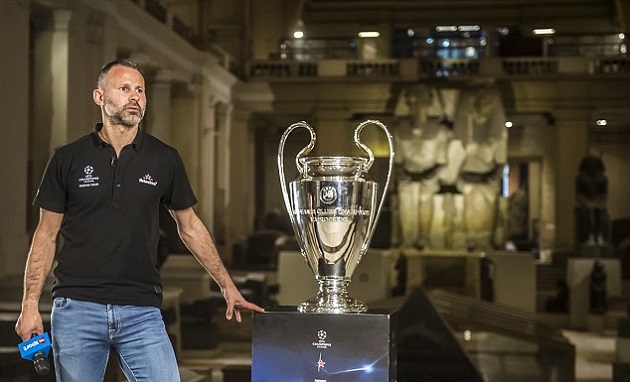 Ảnh bài viết Đám đông người hâm mộ bao vây Giggs tại Bảo tàng Cairo