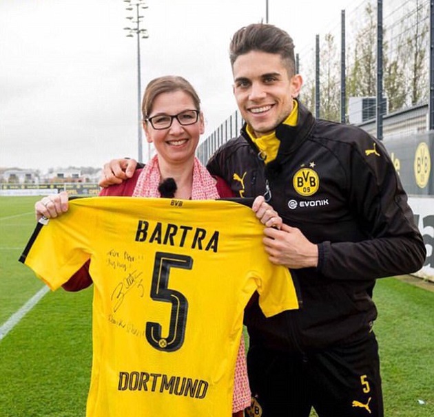 Sao Dortmund kí tặng áo đấu cho "CĐV dũng cảm nhất quả đất"