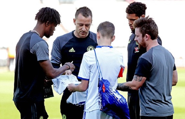 Ảnh bài viết Fan nhí tranh thủ xin Terry chữ kí trước giờ bóng lăn