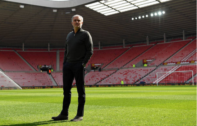 Đến sớm, Mourinho trầm ngâm quan sát sân Ánh Sáng trước giờ chiến