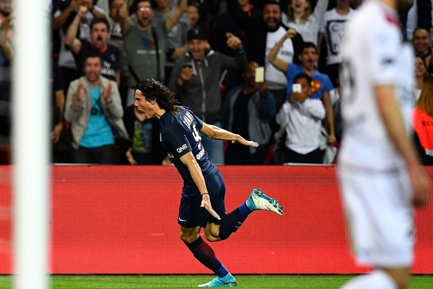 Cavani thăng hoa, PSG thắng dễ Guingamp
