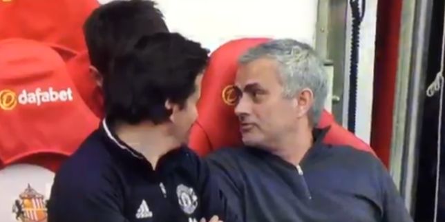 Fan MU bất ngờ vì Mourinho không biết Diego Forlan là ai