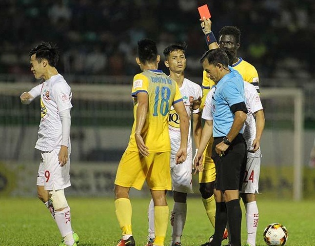 Ảnh bài viết HAGL đưa dẫn chứng, kiện trọng tài “bẻ còi” sai