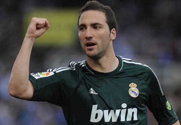 Higuain khóc lóc khi rời khỏi Real