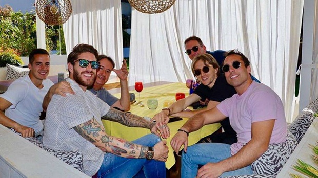 Sao Real hớn hở đi tắm nắng, không quên 'đá xéo' Barcelona