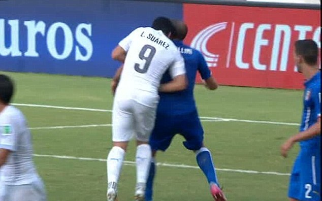 Khoảnh khắc Luis Suarez cắn Giorgio Chiellini