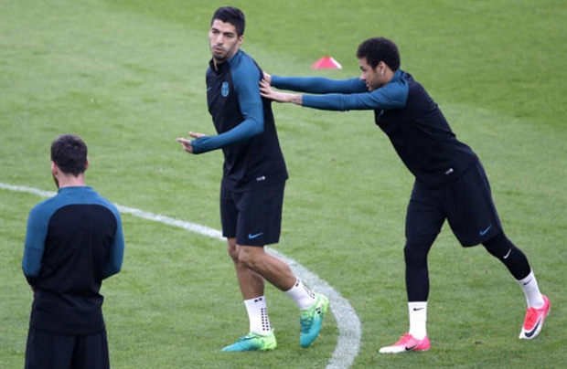 Vừa tới Juventus Arena, Suarez và Neymar đã lao vào 'ẩu đả' 