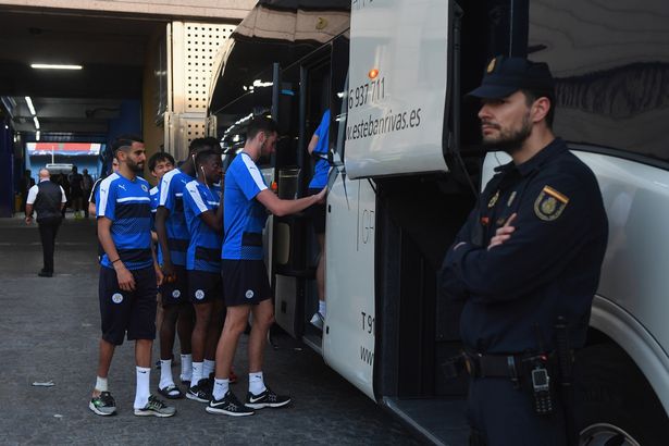 Chùm ảnh: Cảnh sát bảo vệ 'tận răng' xe bus Leicester City