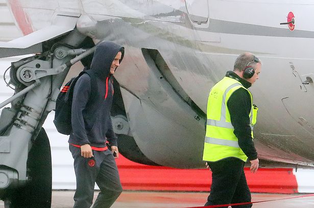 Chùm ảnh: Dàn sao Man United trùm kín mít đổ bộ sang Bỉ