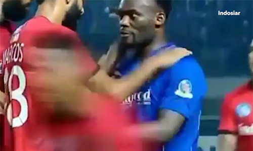 Michael Essien rượt đánh cầu thủ ở Indonesia 
