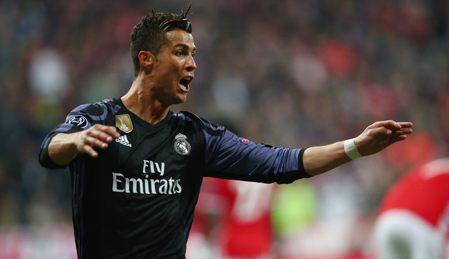 2 lần hạ gục Neuer, Ronaldo trở thành Vua châu Âu
