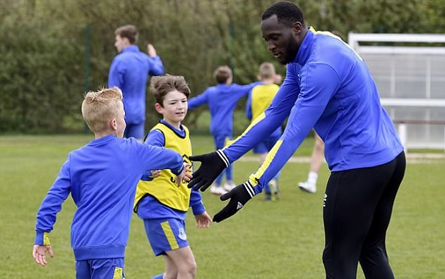 Ảnh bài viết Các cầu thủ nhí sung sướng "phát điên" khi chơi bóng cùng Lukaku