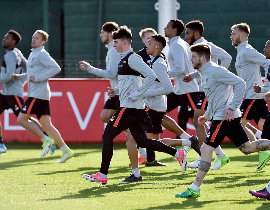 Ảnh bài viết Coutinho nhí nhảnh tạo dáng trên sân tập của Liverpool