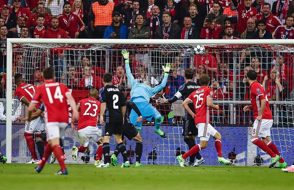 Lý do 'củ chuối' buộc Real Madrid mặc đồ đen trận thắng Bayern