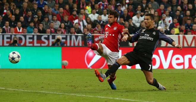 Một Ronaldo khác lạ đánh sập sào huyệt Bayern