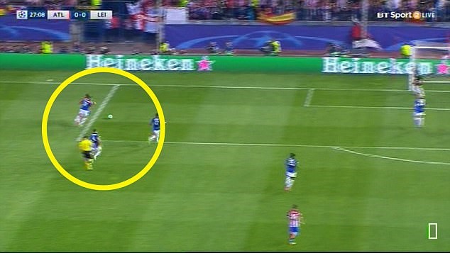 'Trọng tài sai lầm, cầu thủ Leicester khờ dại'